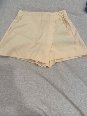 [NWOT] Aritzia Babaton Hikaru Skort in Lemongrass (size 4)
